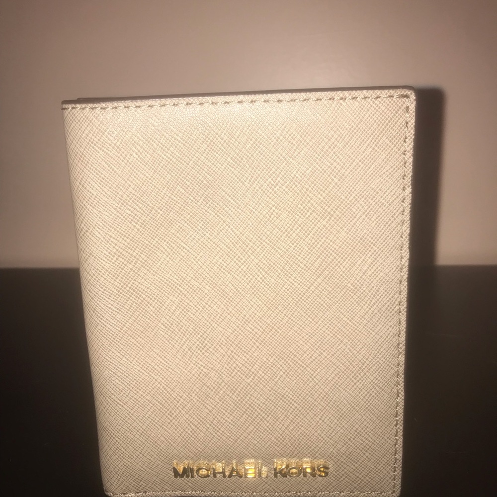 Michael kors passport case